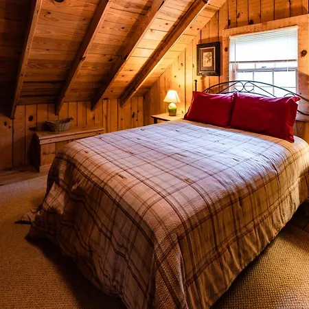 Creekside Hideaway Rustic Cabin - Secluded, Creekside Family Cabin